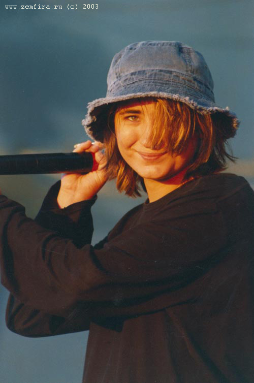 Улыбающаяся Земфира в джинсовой панаме и с микрофоном на сцене рок-фестиваля Нашествие-2000