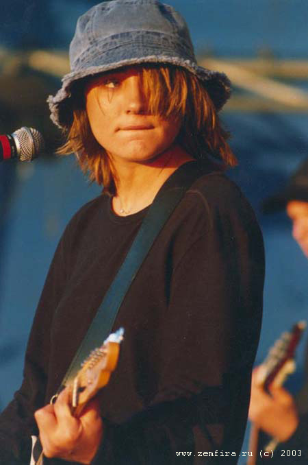 Земфира с гитарой во время выступления на музыкальном концерте Нашествие-2000