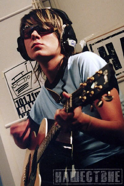 Земфира с акустической гитарой и студийными наушниками репетирует перед выступлением на рок-фестивале Нашествие
