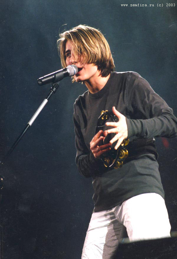 Земфира на концерте в Олимпийском (2000 г.) поёт и подыгрывает себе бубном