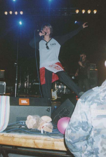 Концерт Земфиры в Бресте. 2002 год. Земфира поёт обвернувшись белорусским флагом